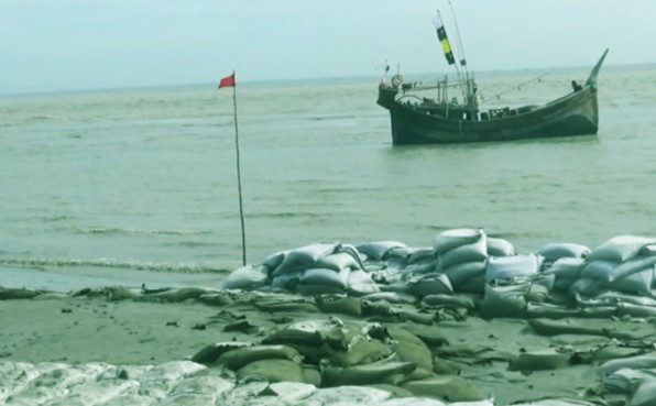 নোয়াখালীর হাতিয়ার মেঘনায় অস্বাভাবিক জোয়ার,নৌযান চলাচল বন্ধ